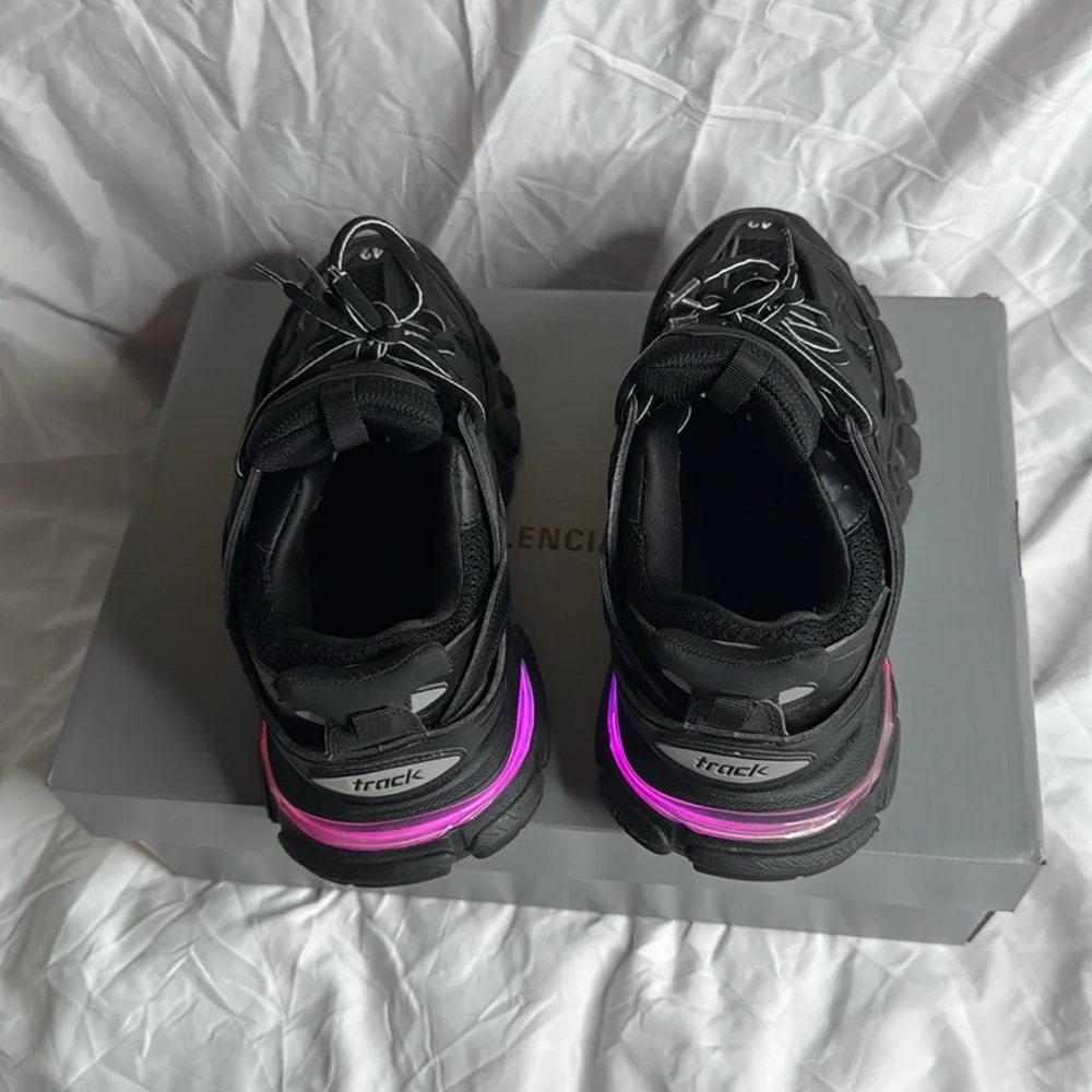 Size 42 - Picture 10 of 13